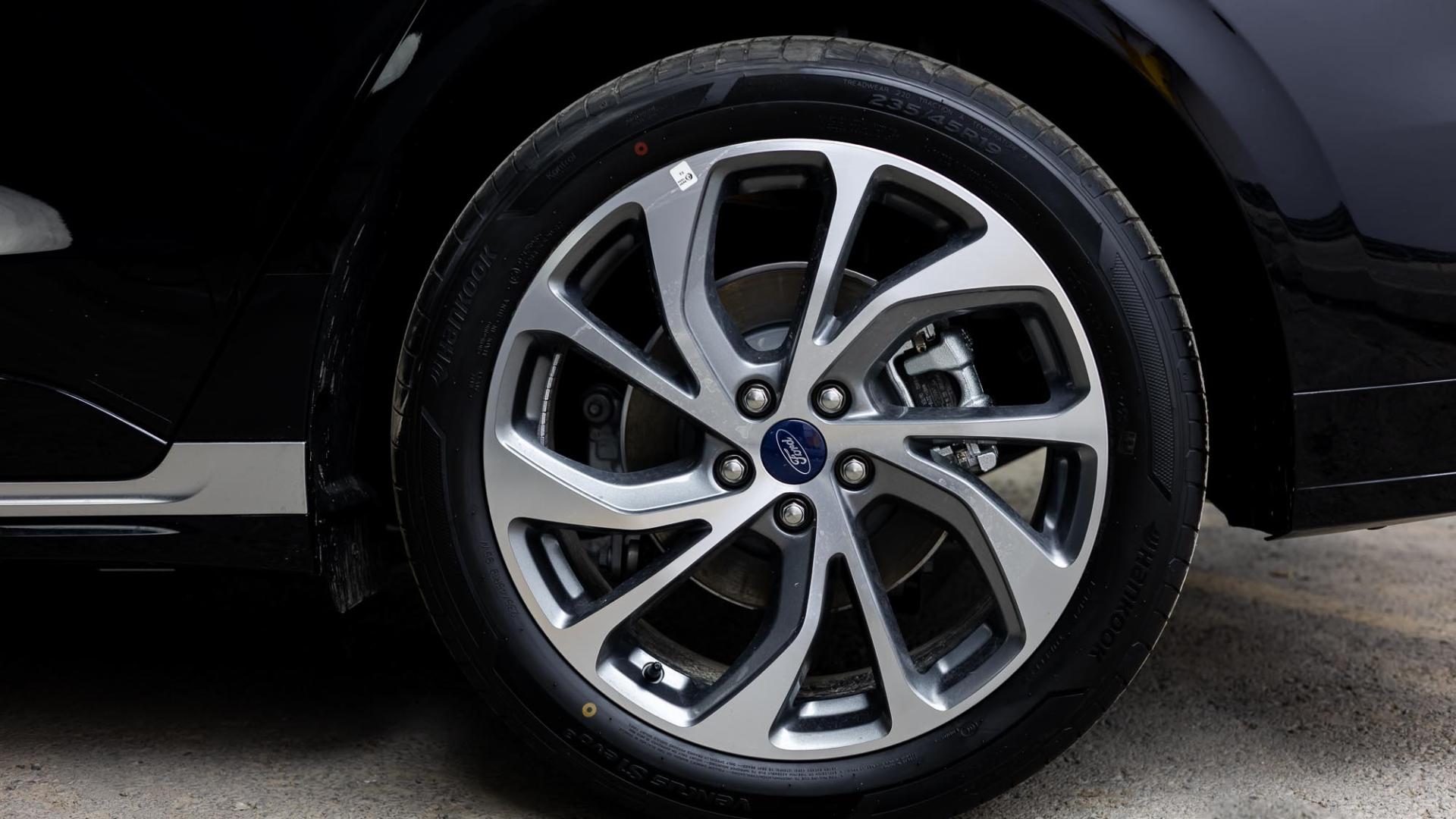 فورد تورس تيتانيوم 2026