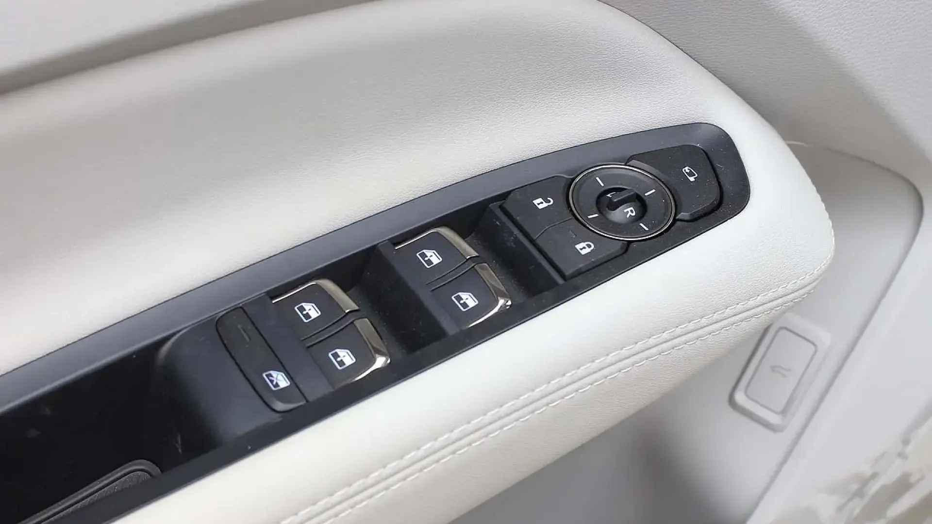 فورد تيريتوري تيتانيوم بلس